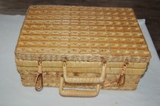 Valise vintage en osier tressé décoration intérieur , déco mariage ,anniversaire