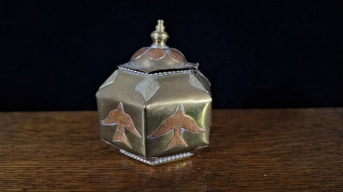 Ancienne boîte hexagonale - ancienne,