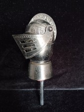 Verseur Bouteille En Tête Heaume De Chevalier