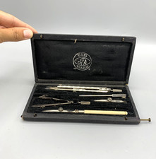 Ancien coffret de compas et