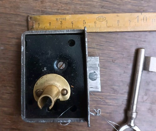 Ancienne serrure pour armoire - serrure,