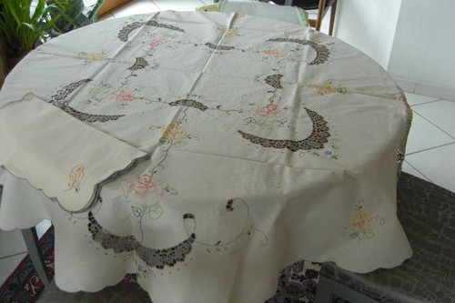 Nappe ronde neuve brodée - ronde,
