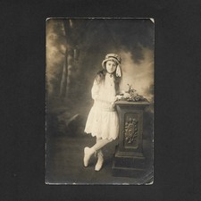 Jeune fille pose pieds