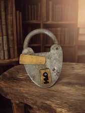 Gros cadenas ancien vintage sans clé Marque Ancienne collection décoration rétro