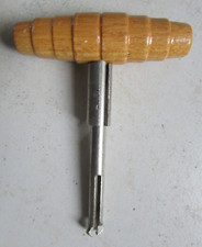 Ancien ouvre boîte sardine ou tire rondelle caoutchouc bocaux ? Manche en bois