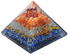 Pyramide d'orgonite cornaline
