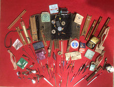 ANCIENNE TROUSSE DE PÊCHE AVEC MATERIEL ( MOULINETS, CUILLERES, FLOTTEURS...)