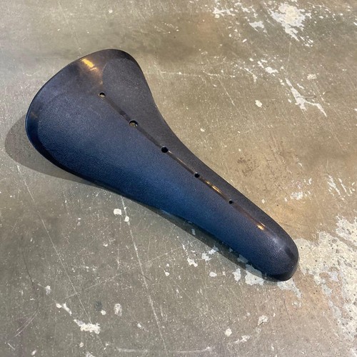 Kuwahara plastique selle old