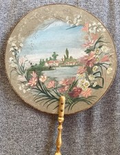 Ancien éventail écran Napoléon III, Motif peint signé Louise Quantin 1889