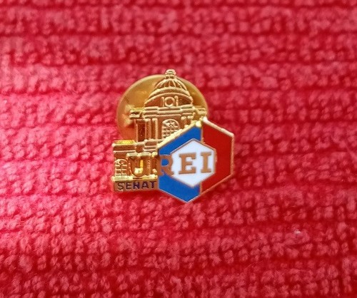 Pins sénat urei - pins,