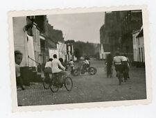 PHOTO Snapshot amateur, bicycle old bikes street scene back