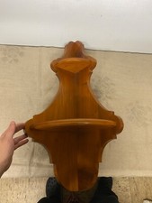 Étagère de coin en bois un tout petit peu érafler sur le bord derrière