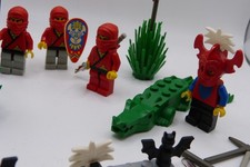 4 PERSONNAGES "LEGO"  LA SAVANE + 1 CROCODILE, 2 PERROQUETS + ACCESSOIRES