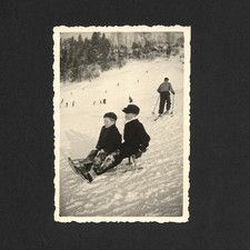 Deux garçons sur une luge