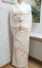 Cream-colored chrysanthemum gabion visiting kimono and a full Set 4 items: obi,