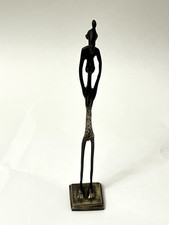 Statue Africaine bronze proche