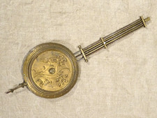 Ancien balancier décor floral pour pendule horloge  190 g Ø 11,4 cm   lg 34,2 cm