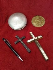 LOT OF RELIGIOUS OBJECTS / 2 CROSSES H. 10;14cm/ALUMINUM BOX 10cm/BRONZE MEDAL/CHURCH
