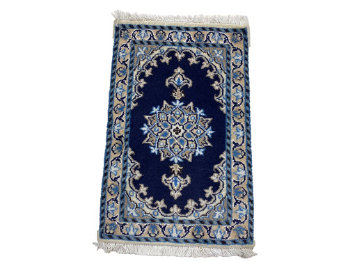 Tapis oriental noué la - à,