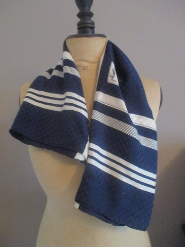 Foulard carré yves saint - carré,