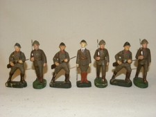 7 FIGURINE EN COMPOSITION