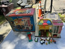 Vtg Fisher Price Play Family Station Garage 930 Little People with Original Box