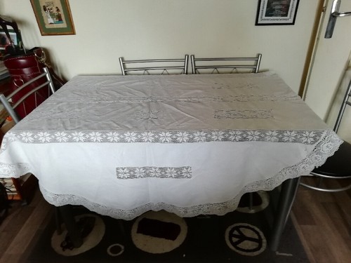 Superbe nappe ronde brodee - ronde,