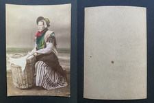 Pay-Bas, Portrait of a Woman and Her Fishing Basket, Dutch Costume vi