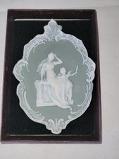 Ancien médaillon en biscuit dans son coffret