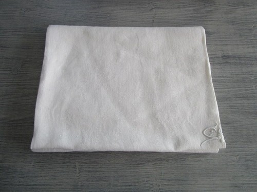 Nappe ancienne damassée