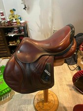 Lot de 8 selles d'équitation