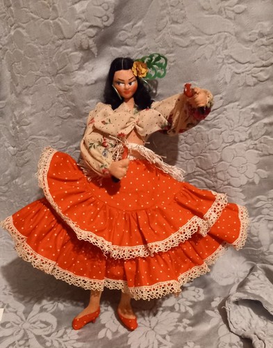 Grande poupee costumee - grande,