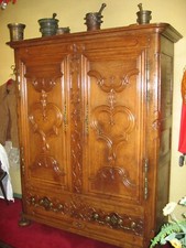 Armoire Lorraine XVIIIe bois sculpté mouluré, ferrure bronze et pieds galettes