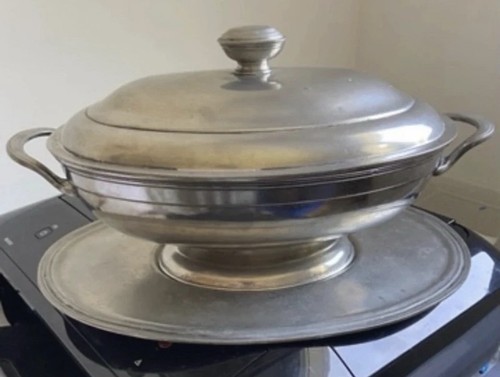 Soupière ancienne avec son