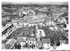 CY-BFP1-0633-47 - EN AVION AU-DESSUS DE BEAUVILLE - Place du carre et vue gene