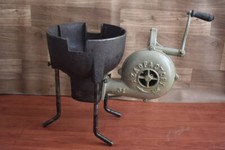 Ancien four de forge de forgeron vintage avec poignée type pédale ventilateur...