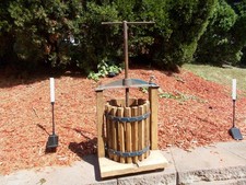 Nice Vintage Wooden Fruit Wine Berry Press with Manual Crank