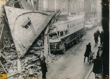 VITRE c. 1960 - Abattoirs Truck Abat une Maison Bretagne - PRB 347