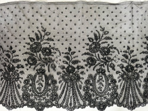 Grande dentelle ancienne noire