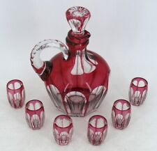 Beau service à liqueur, carafe + 6 verres, cristal taillé doublé rouge.