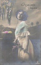 CP PAQUES FEMME ELEGANTE FLEURS PANIER OEUFS COLORES - 39681