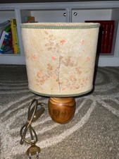 Lampe à poser vintage des années 1960 pied bois abat jour fleurs séchées