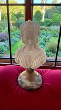 Elegant bust of women in alabaster and marble 