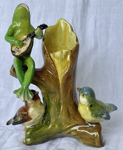 Grenouille jouant la - de,