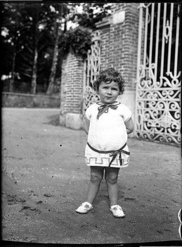 Portrait enfant debout parc-