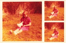 ANCIENNE PHOTOGRAPHIE FILLETTE ET UNE PETITE POULE DANS LE JARDIN