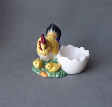 COQUETIER en forme de POULE et POUSSINS en faïence barbotine