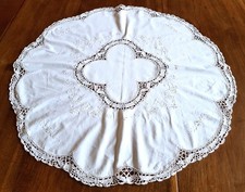 Tablecloth - early 20th century round embroidered cotton and spindle lace - diameter 80 cm
