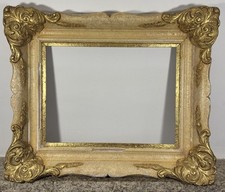 Cadre XIXe doré et sculpté