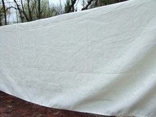 une grande nappe en poliestere